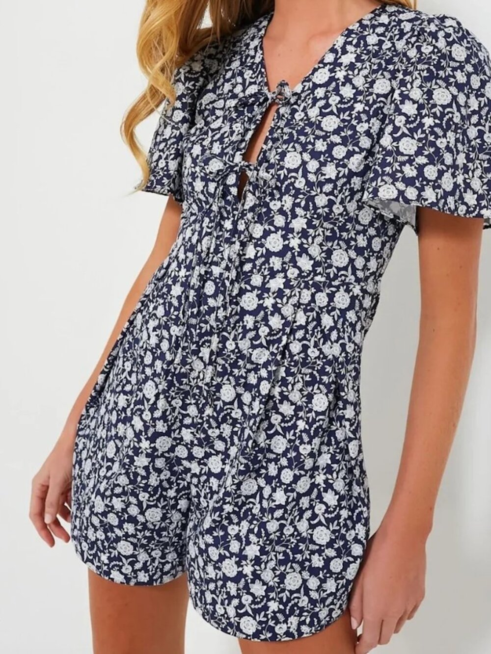 Tuckernuck Hyacinth House Navy and White Floral Barnell Romper, size XS